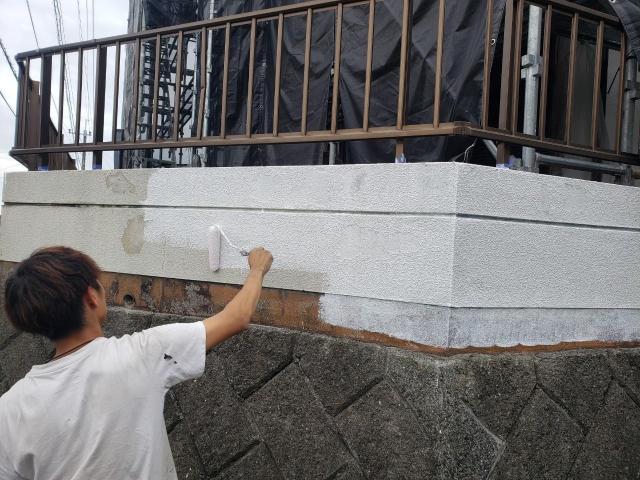 熊本市北区中古物件塀下塗り中の様子